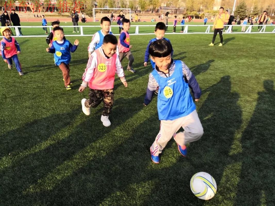 “足球爷爷”走进幼儿园 义务教娃娃们踢足球