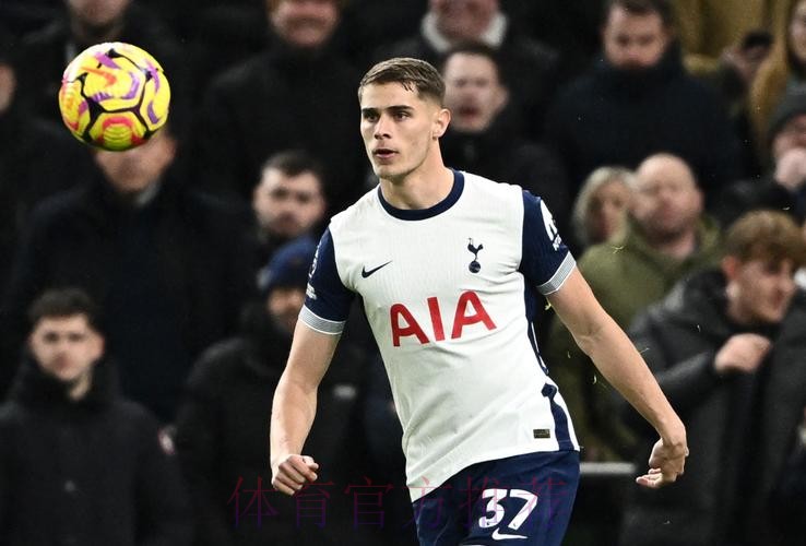 西媒:皇马关注范德文和卢克巴 但球员转会费太贵